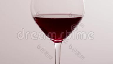 一杯红酒，在豪华假日品尝活动中倒入饮料，质量控制飞溅液体运动背景
